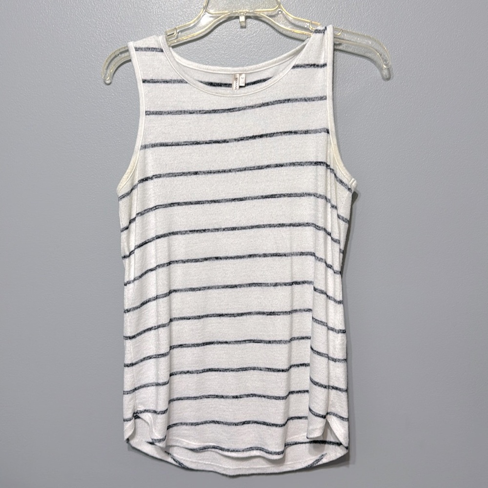 Sleeveless Banana Republic white knit shirt